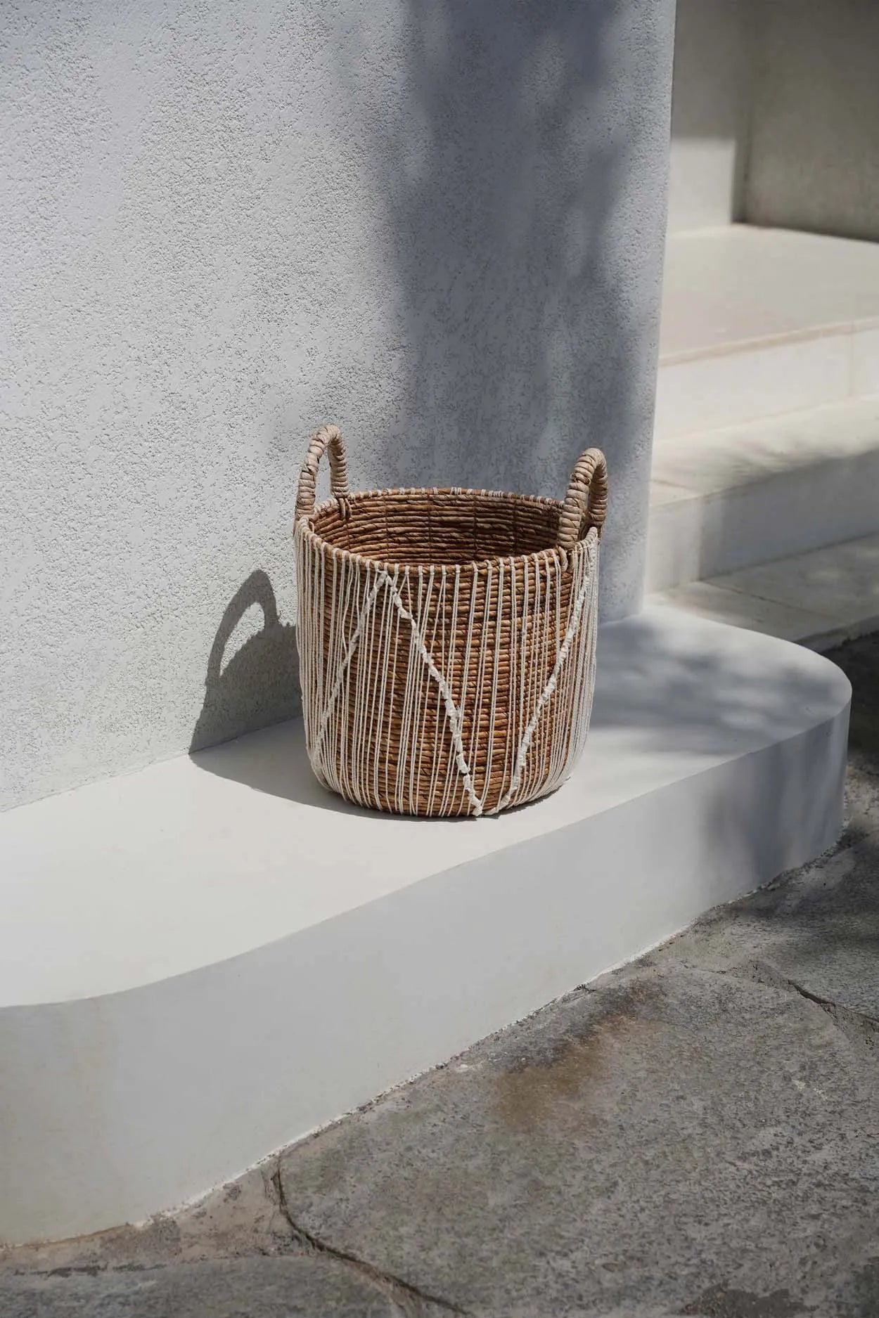 the-straight-stitched-macrame-basket-natural-white-l