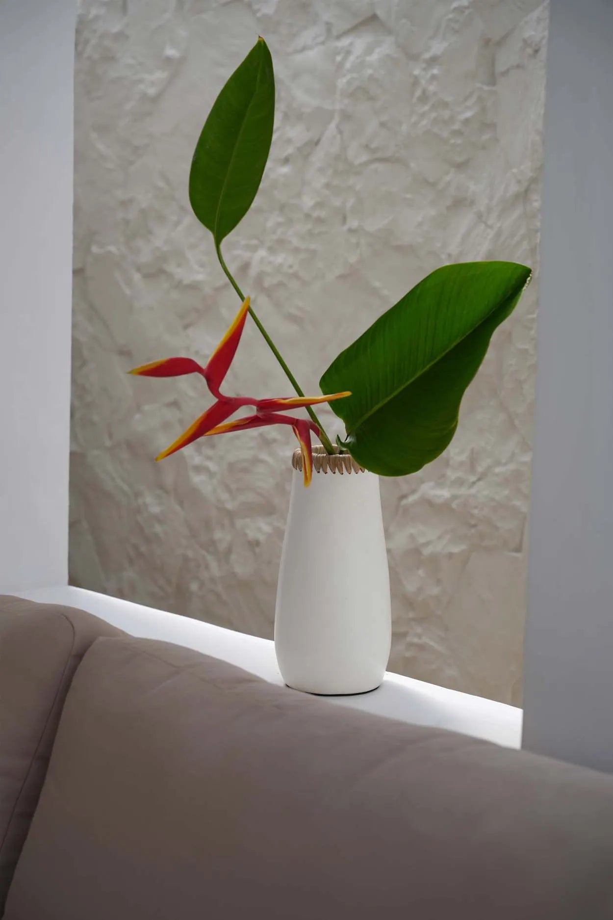 the-sneaky-vase-white-natural-m